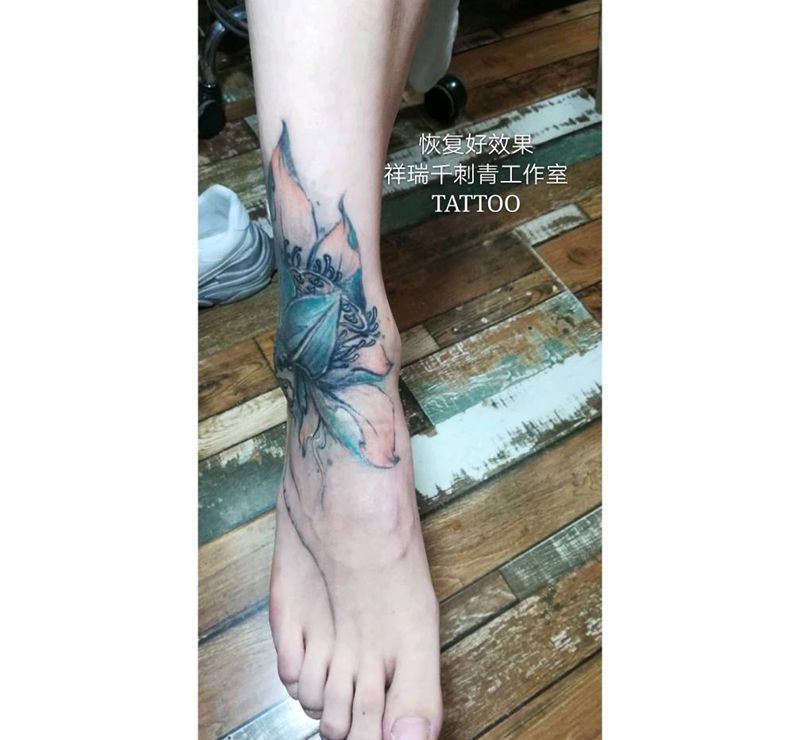 青莲纹身图片_脚部腿部水墨水彩旧图遮盖 莲花中国风纹身图案