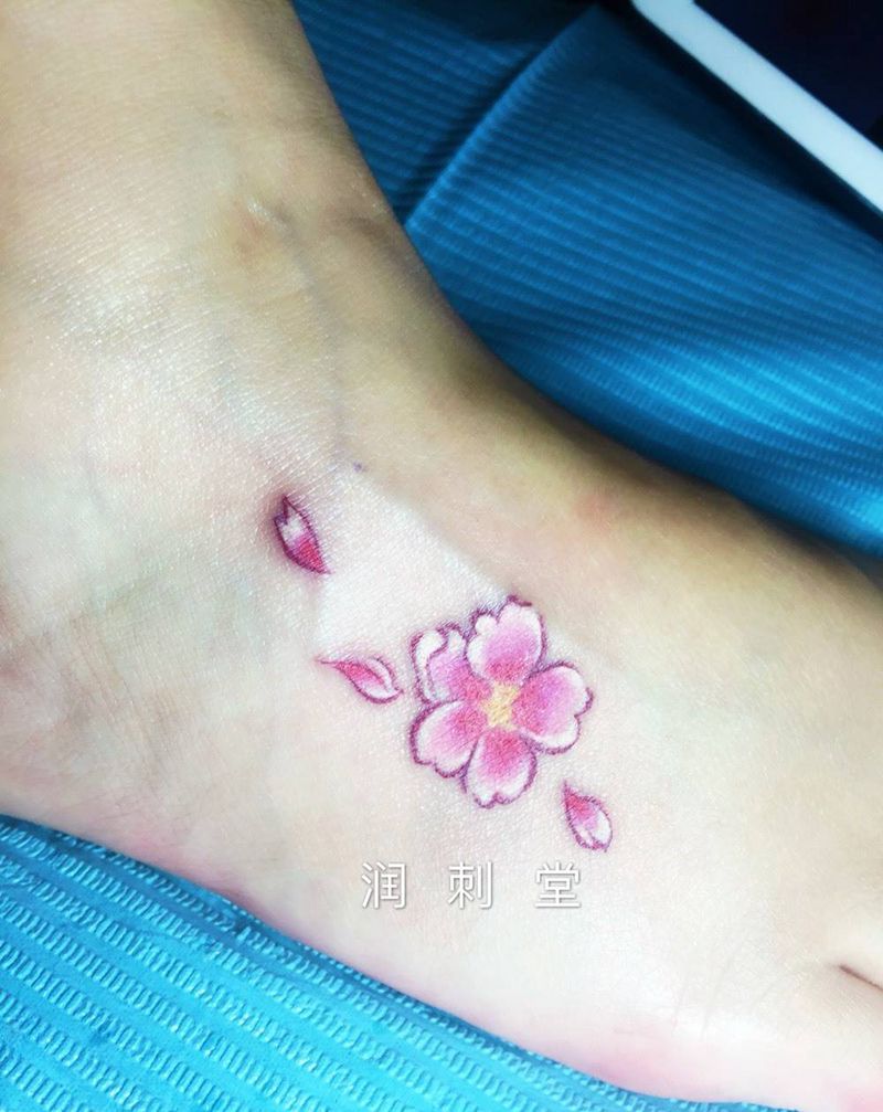 脚背小花一枚纹身图片