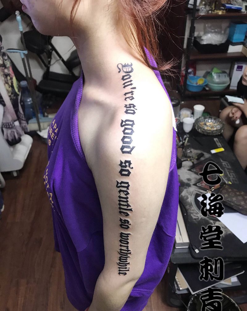 字母纹身图片_肩部纹身图案