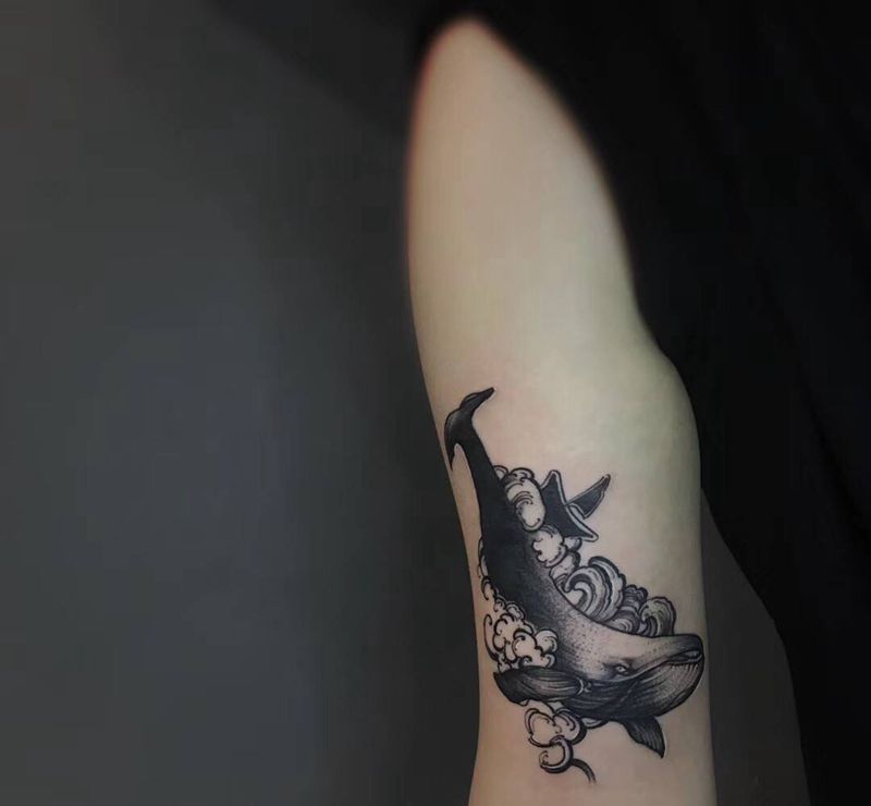 black//鲸鱼纹身图片_手臂点刺纹身图案