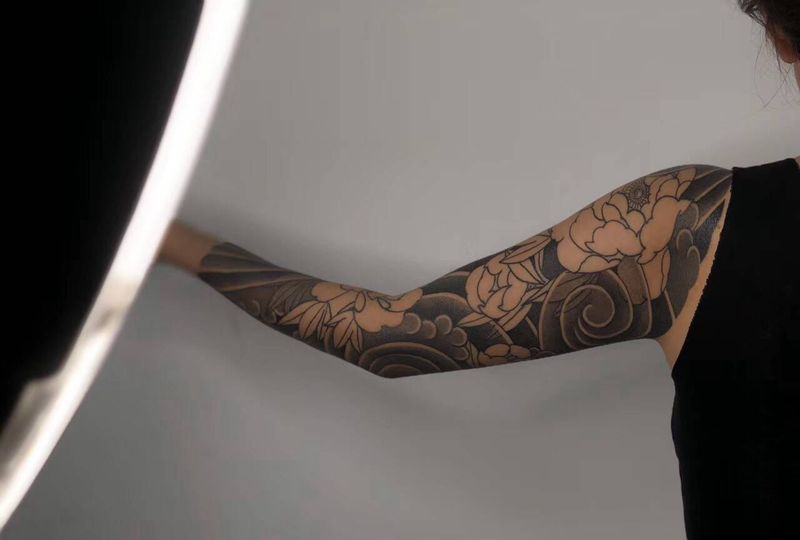 牡丹花臂纹身图片_手臂老传统纹身图案