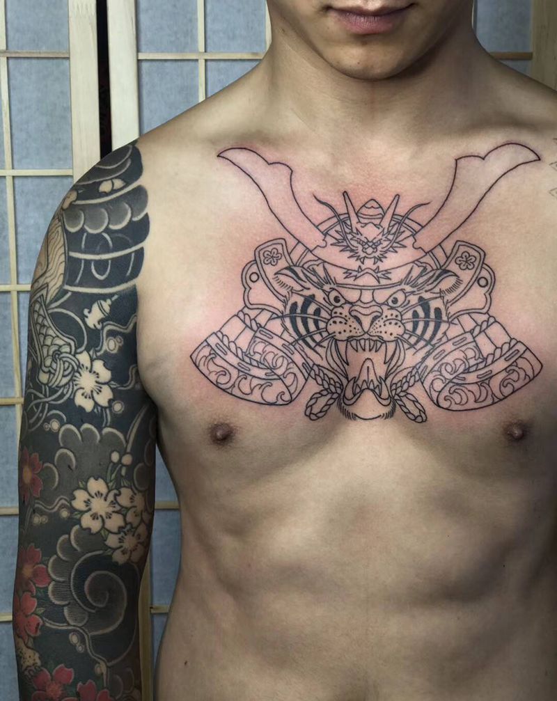 虎纹身图片_胸部老传统纹身图案