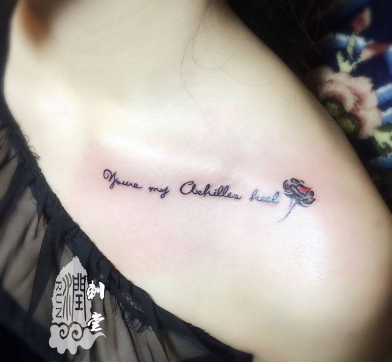 你是我无法抗拒的弱点纹身图片_成品颈部肩部清新植物字符纹身图案