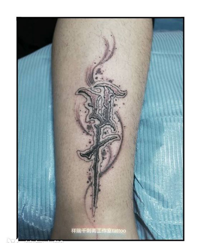 花体字母纹身图片_腿部花体字脚踝纹身图案