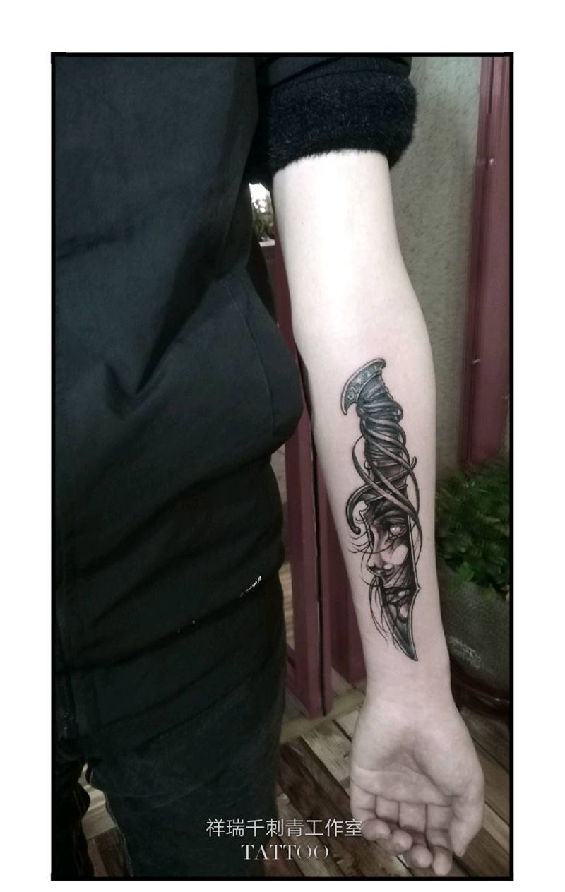 school纹身图片_手臂New School小臂纹身图案