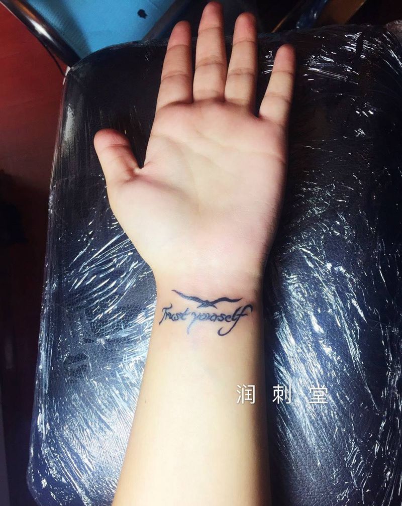 手腕字母纹身图片