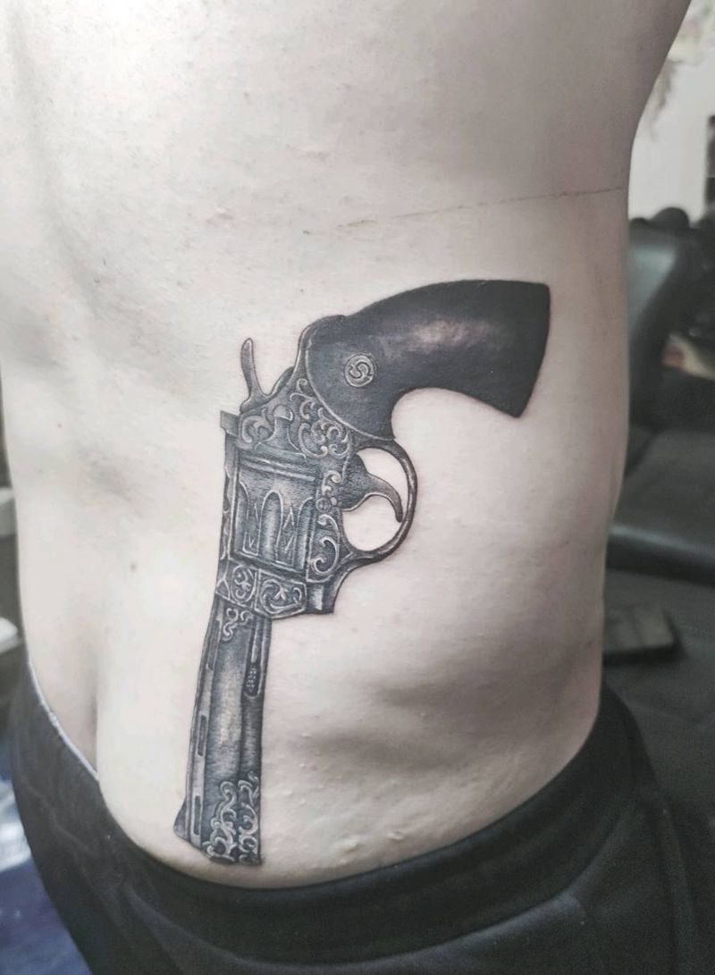 柯尔特左轮手枪纹身图片_腰部纹身图案