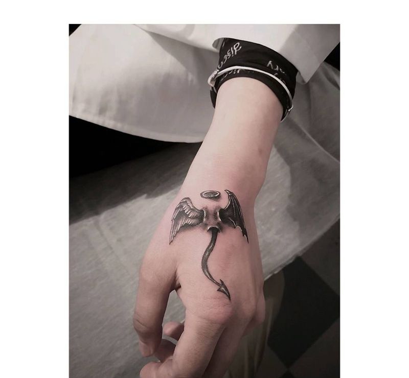 天使与恶魔纹身图片_手部善恶纹身图案