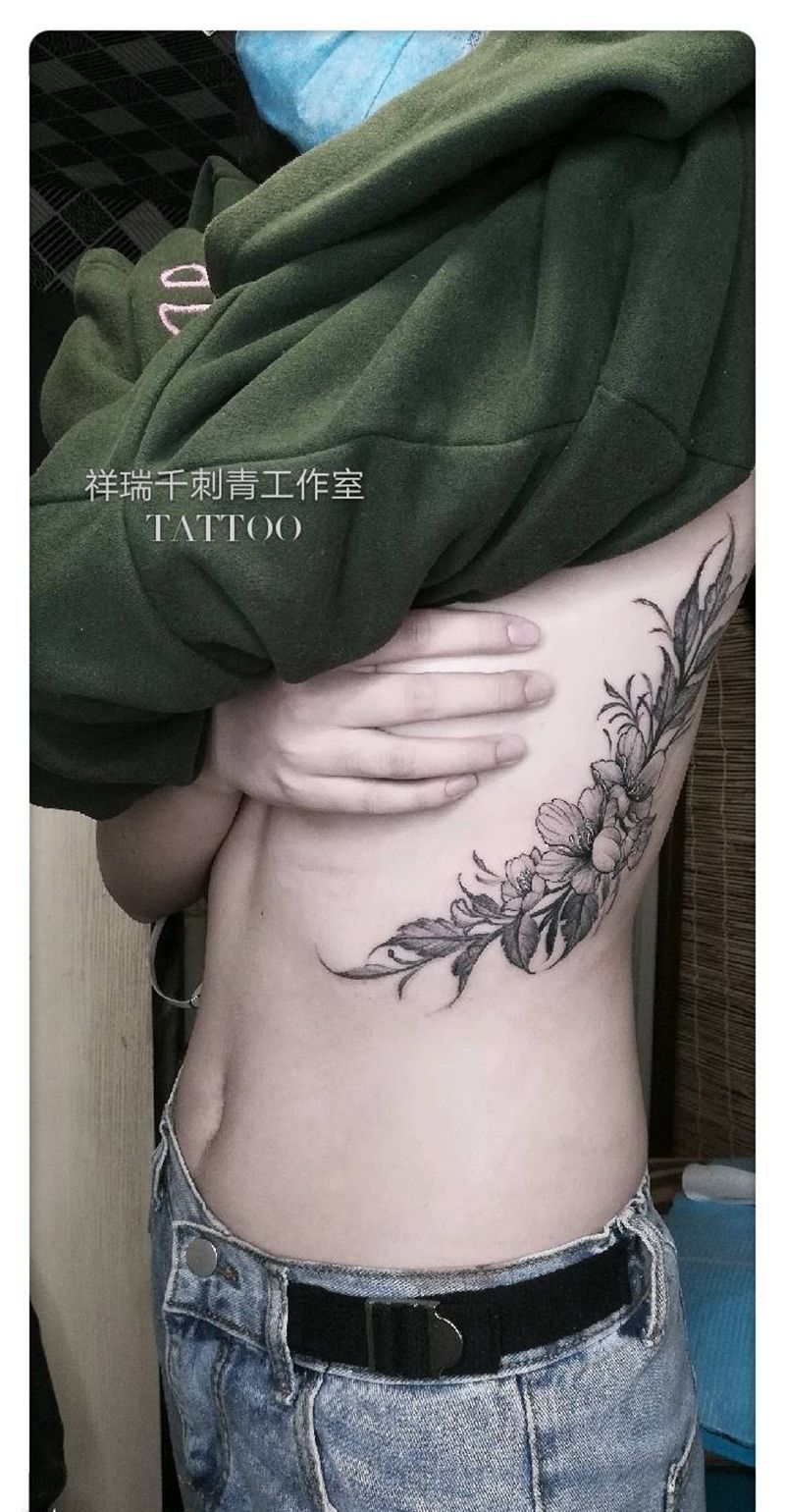 素花纹身图片_腰部New School肋部纹身图案
