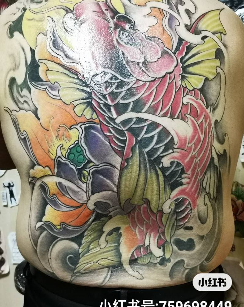 满背 锦鲤纹身图片_背部纹身图案