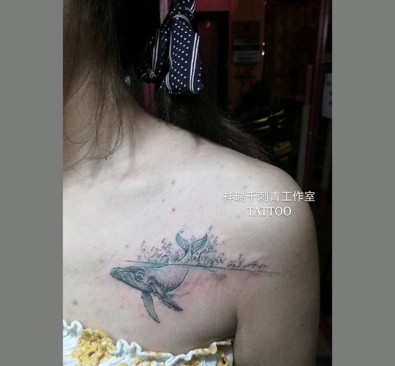 鲸纹身图片_肩部胸部欧美写实鲸鱼纹身图案