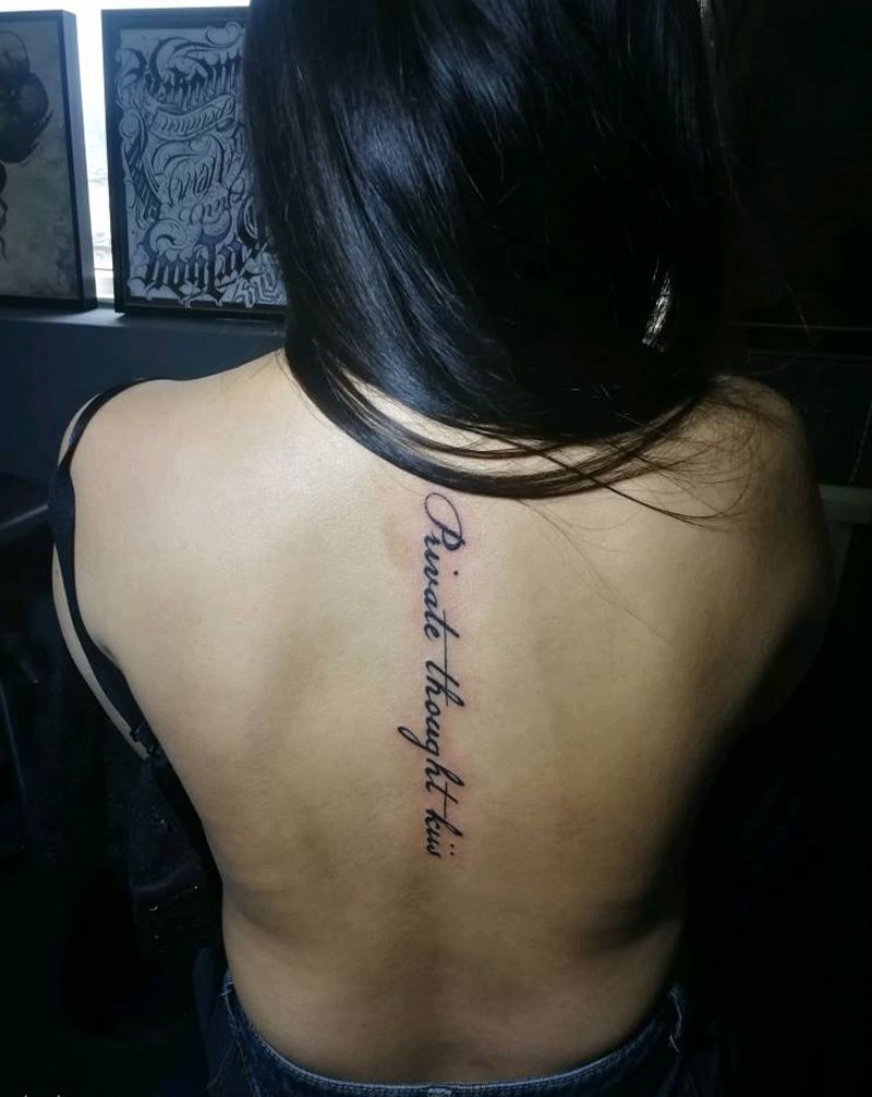 字母纹身图片_背部花体字纹身图案