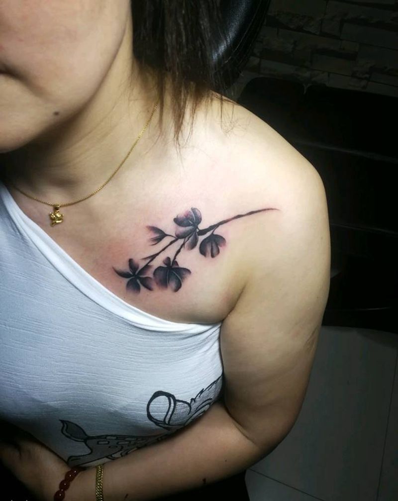 花纹身图片_胸部纹身图案