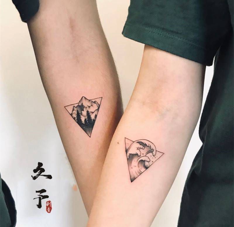 山海情侣纹身图片_手臂几何点刺情侣纹身图案