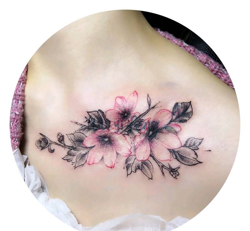 小花纹身图片_胸部点刺纹身图案