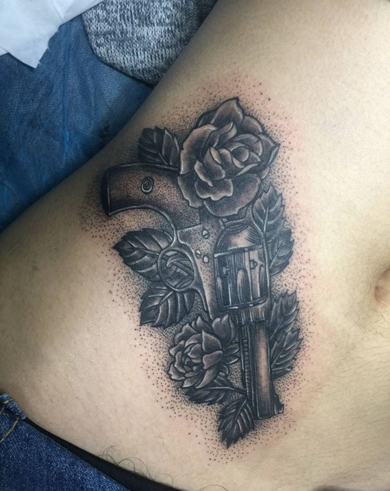 美女小腹左轮手枪纹身图片