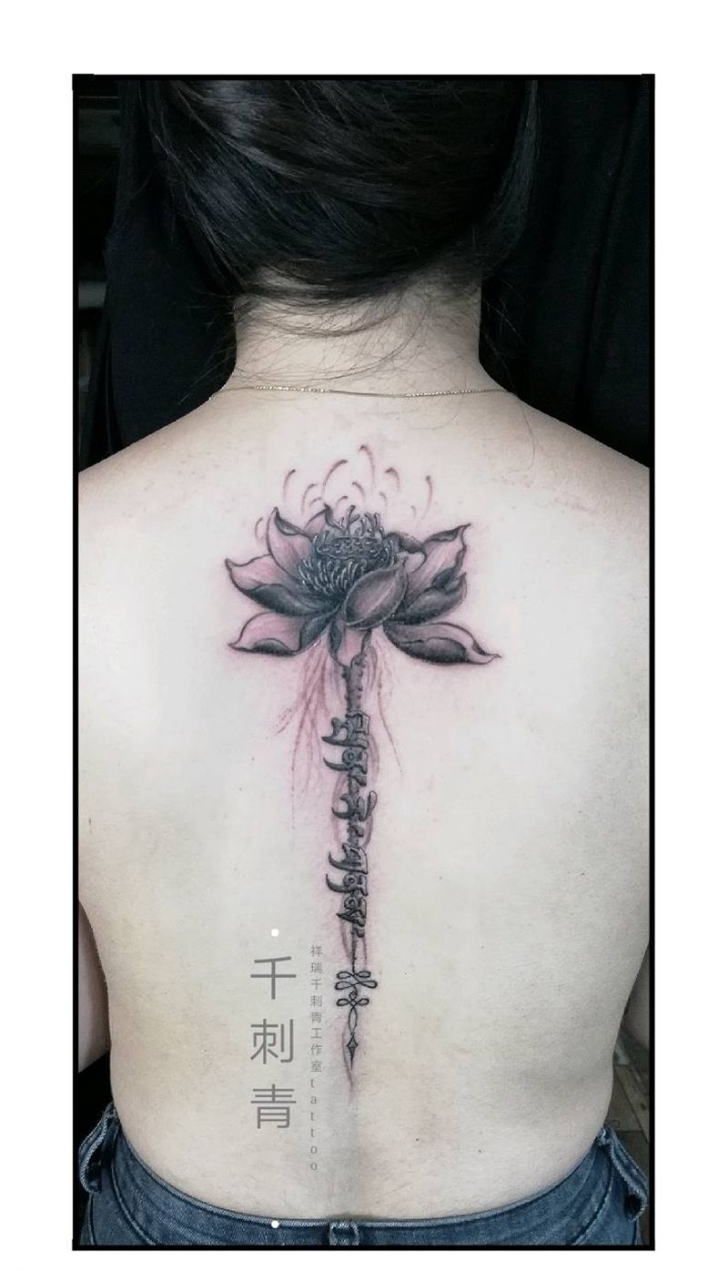 清莲纹身图片_背部新传统水墨莲花梵文纹身图案