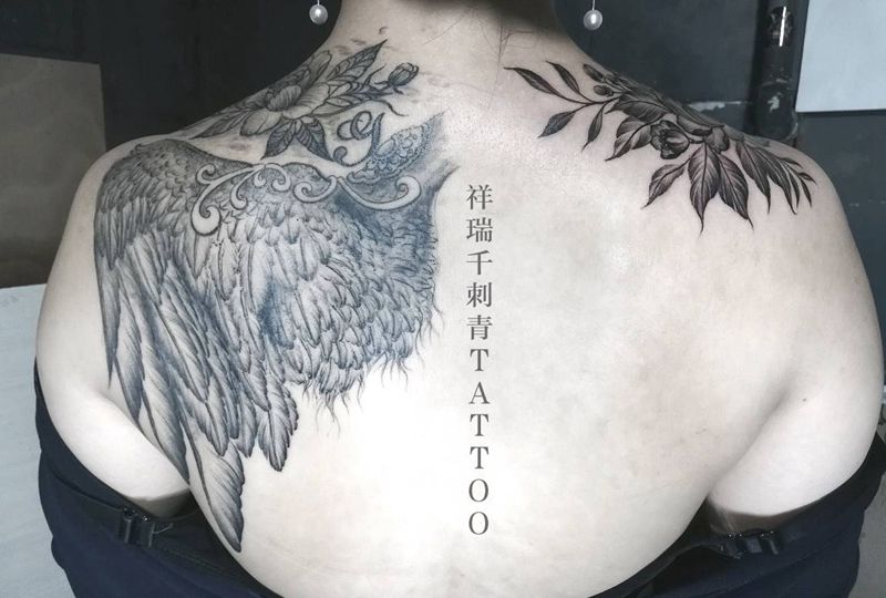 翅膀和花纹身图片