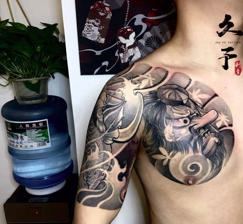 天狗鲤鱼半甲纹身图片_胸部肩部新传统纹身图案