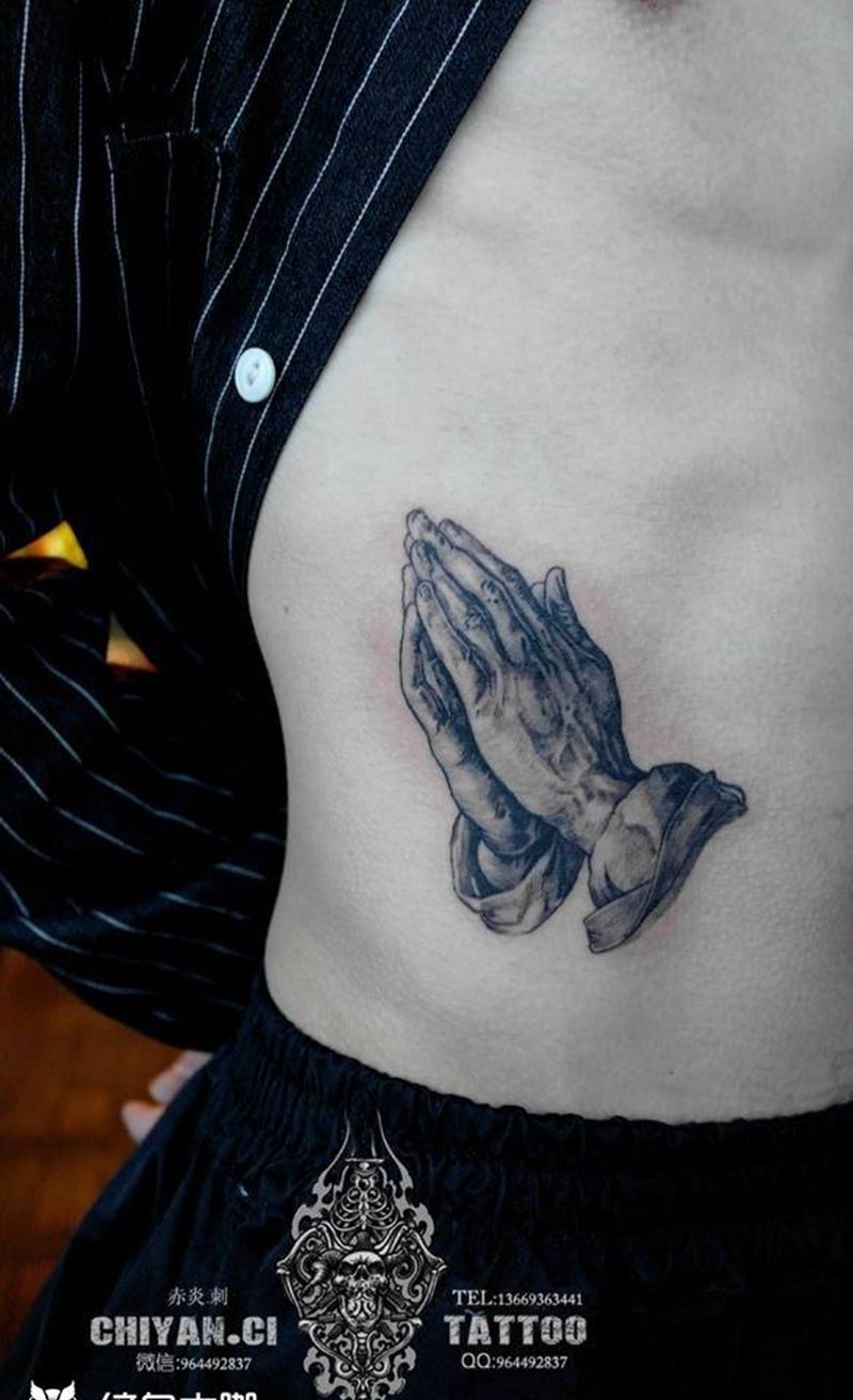 祈祷的手10厘米，靳凯作品纹身图片_成品腰部写实欧美纹身图案