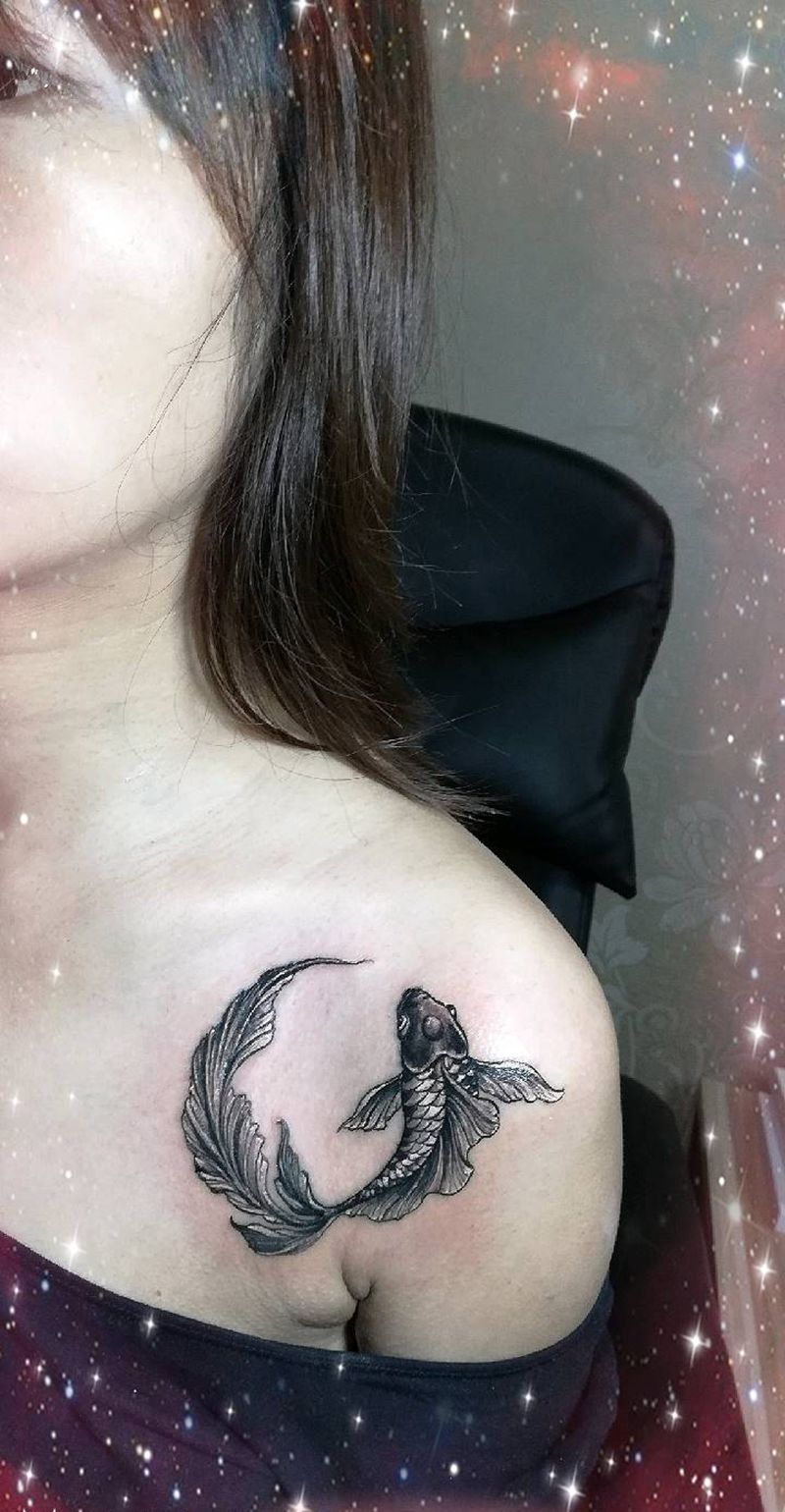 小鱼纹身图片_肩部水墨锁骨  大臂纹身图案