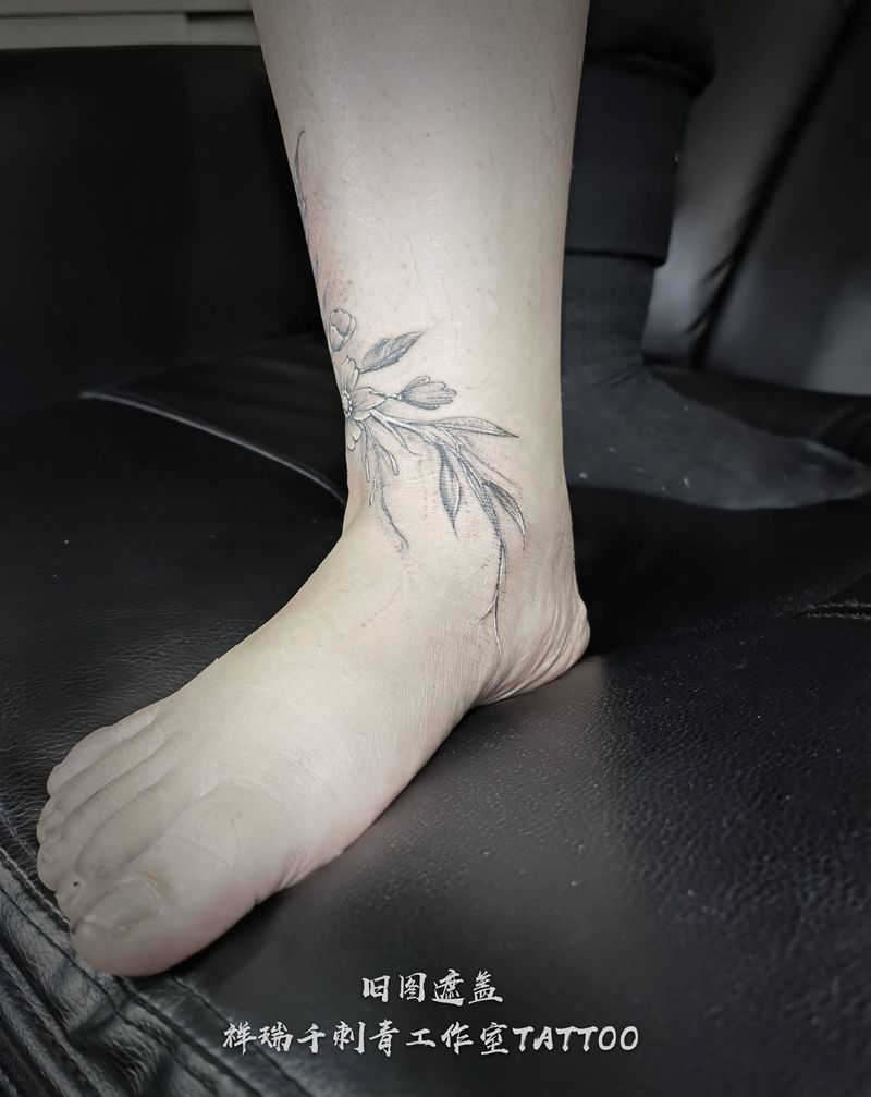 旧图遮盖～素花纹身图片_腿部New School新传统旧图遮盖黑灰色素花纹身图案