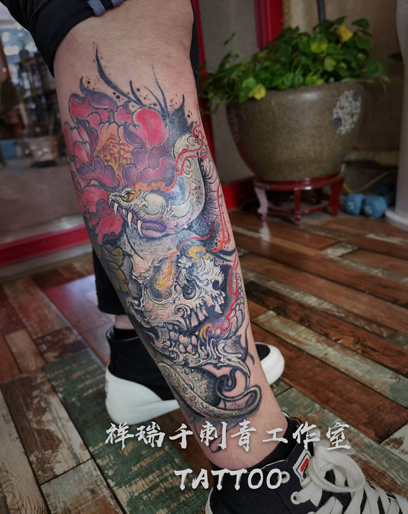 富贵守护纹身图片_腿部New School水彩彩色小腿蟒蛇骷髅牡丹纹身图案