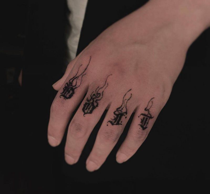 手指花体纹身图片_手部花体字纹身图案