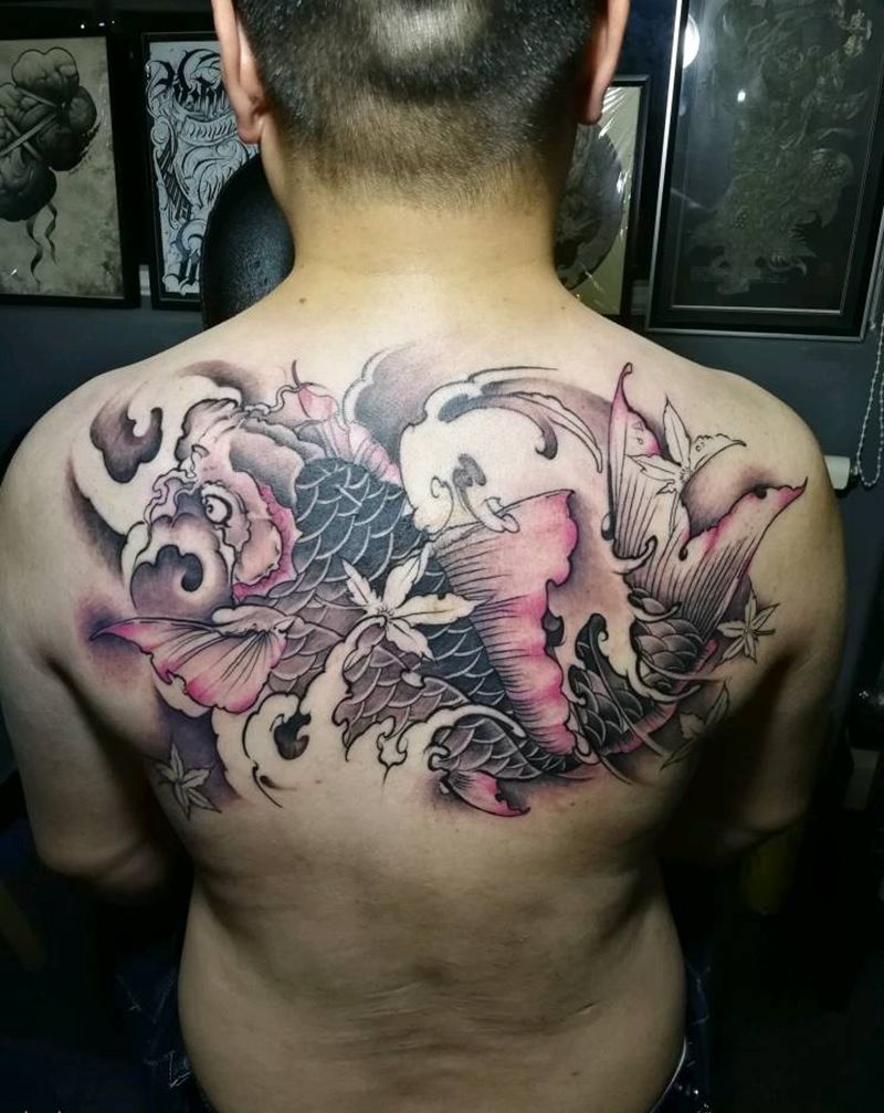 鲫鱼彩色未完纹身图片_背部新传统纹身图案