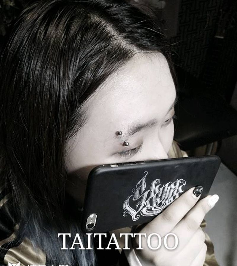 傣刺青~眉钉纹身图片