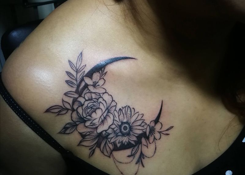 素花纹身图片_胸部纹身图案