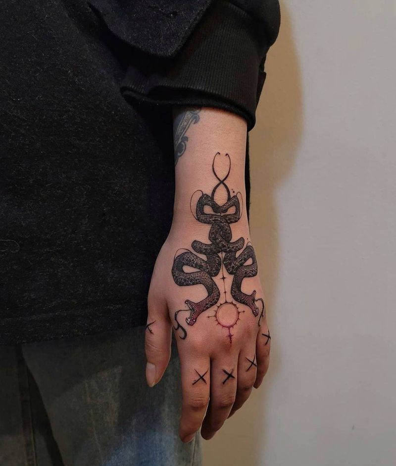 双生蛇纹身图片_手部纹身图案