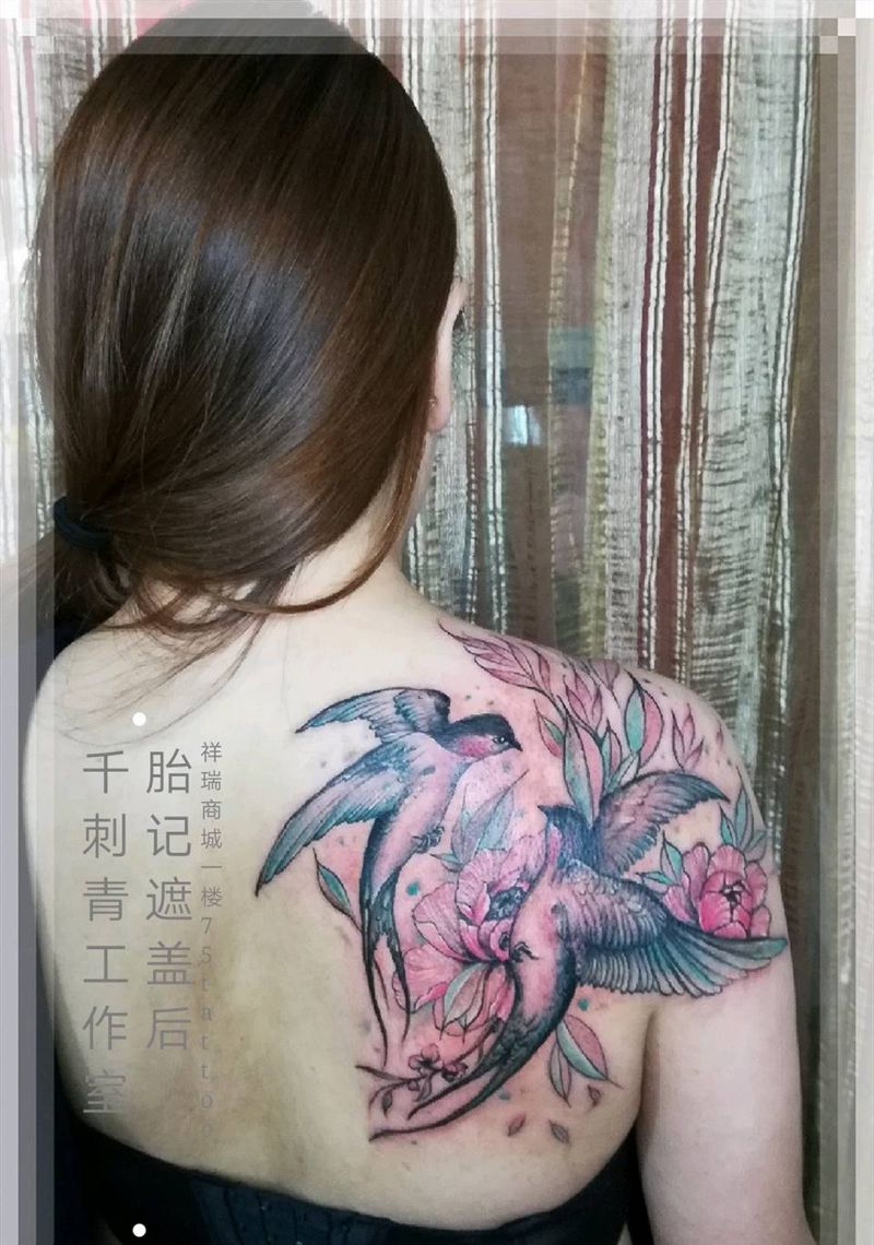 欢快的小燕子纹身图片_肩部水彩遮盖纹身图案