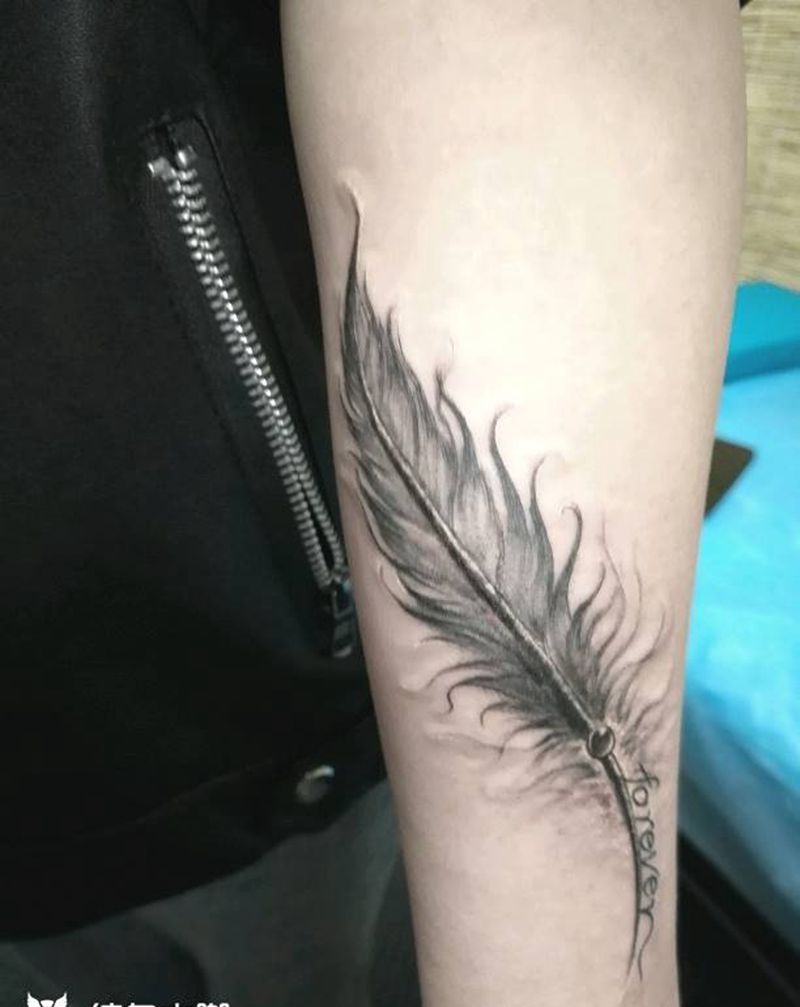 羽毛纹身图片_手臂欧美写实疤痕遮盖纹身图案