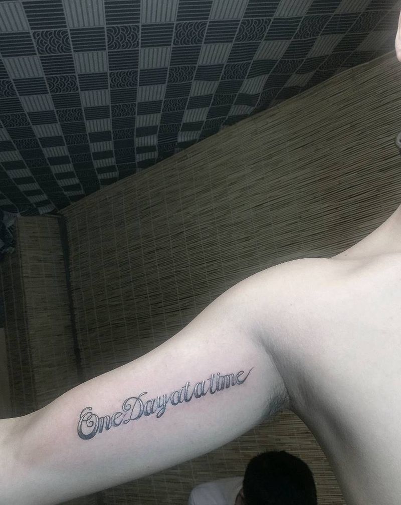 字母纹身图片_手臂字母纹身图案