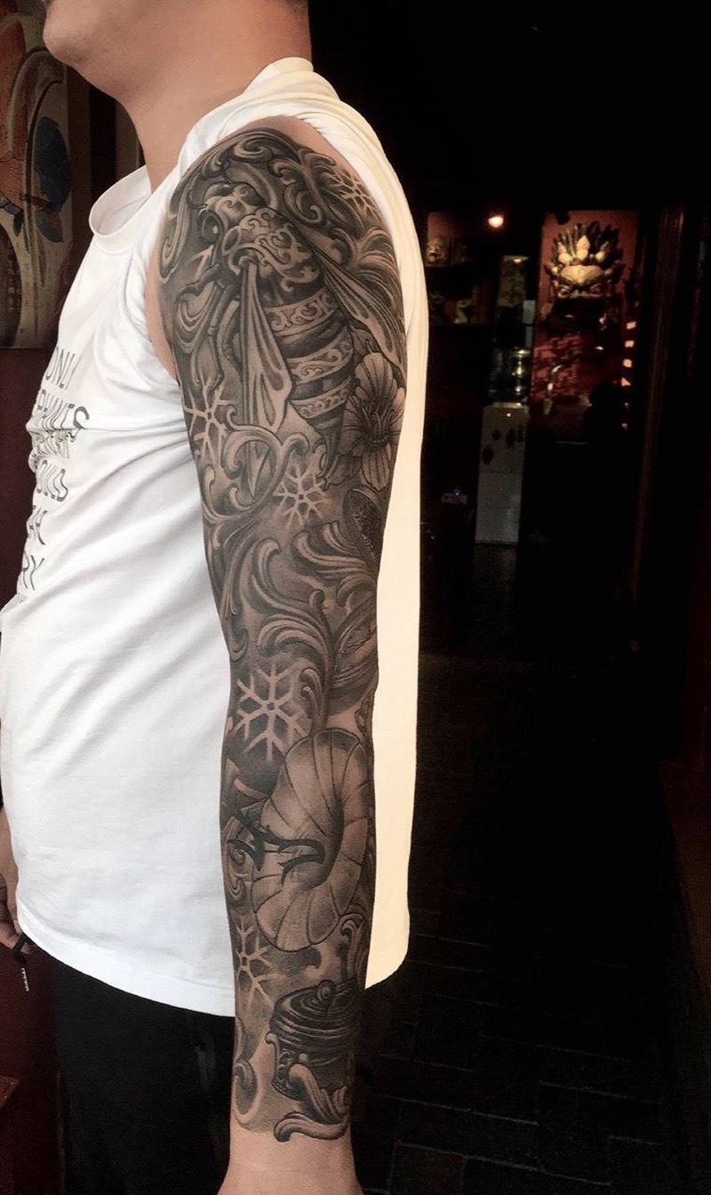 花臂欧美，靳凯作品纹身图片_手臂手部欧美写实原创蜜蜂留声机纹身图案