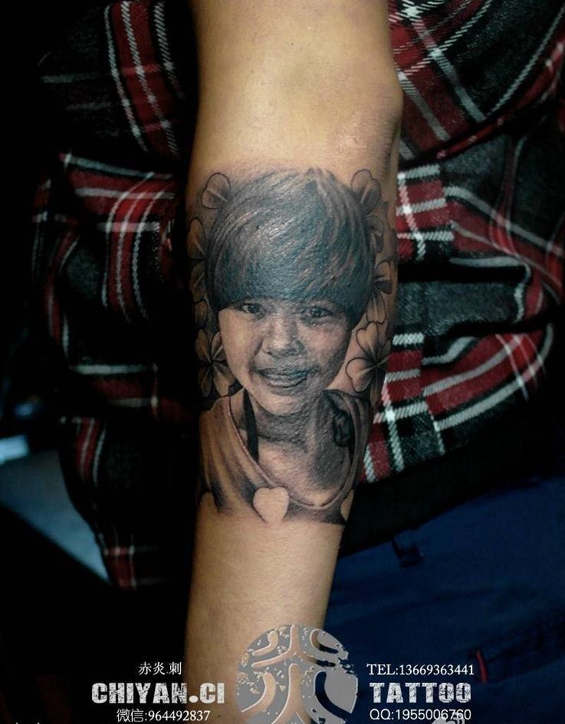 肖像，晚上拍照反光，实物好看纹身图片_成品手臂欧美肖像人物原创纹身图案