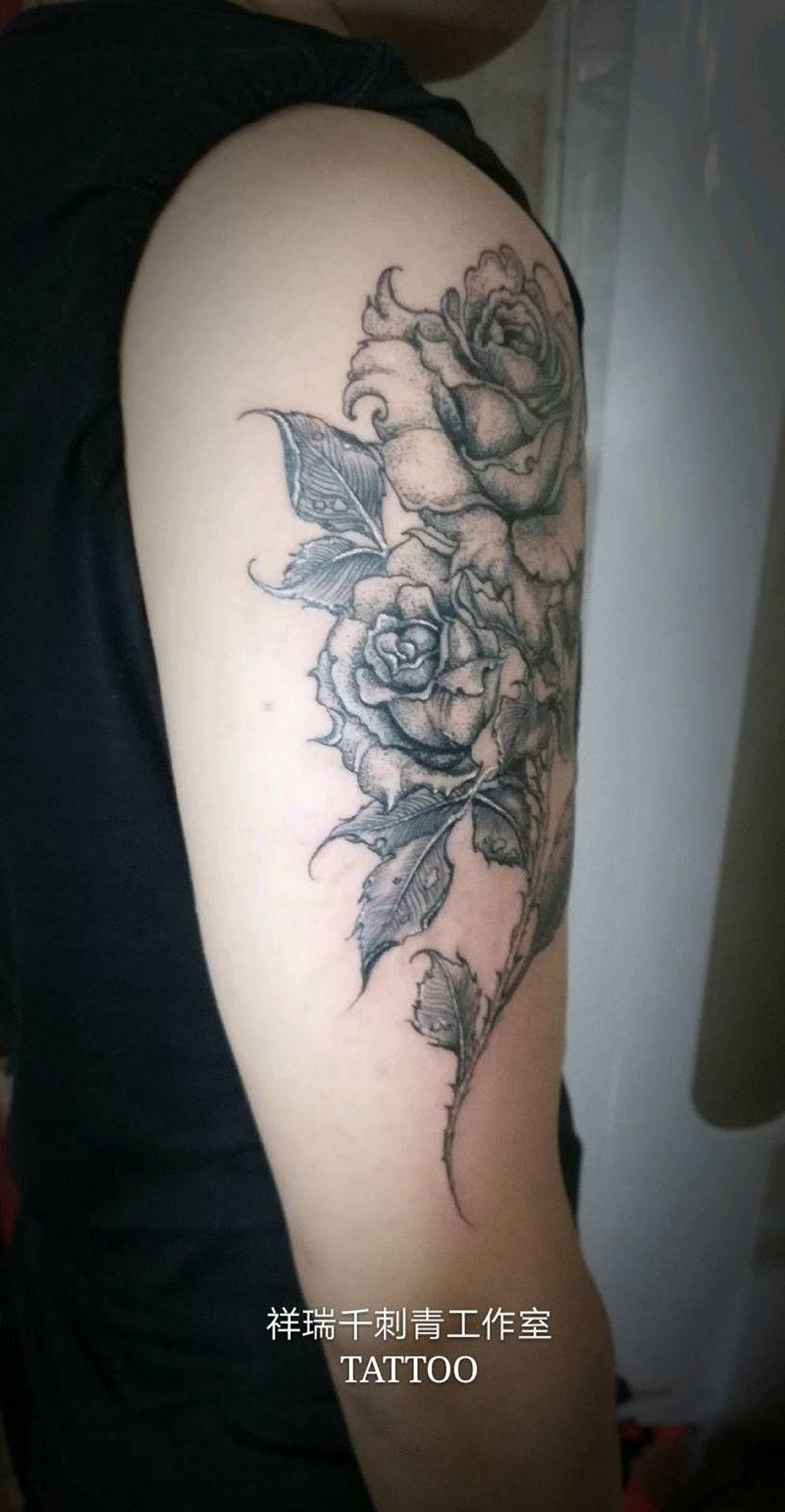玫瑰花纹身图片_手臂点刺New School纹身图案