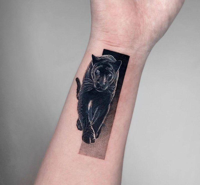 手腕大黑字遮盖纹身图片_遮盖纹身图案