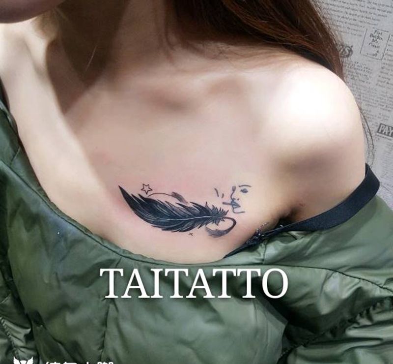 灰色羽毛覆蓋字母紋身纹身图片