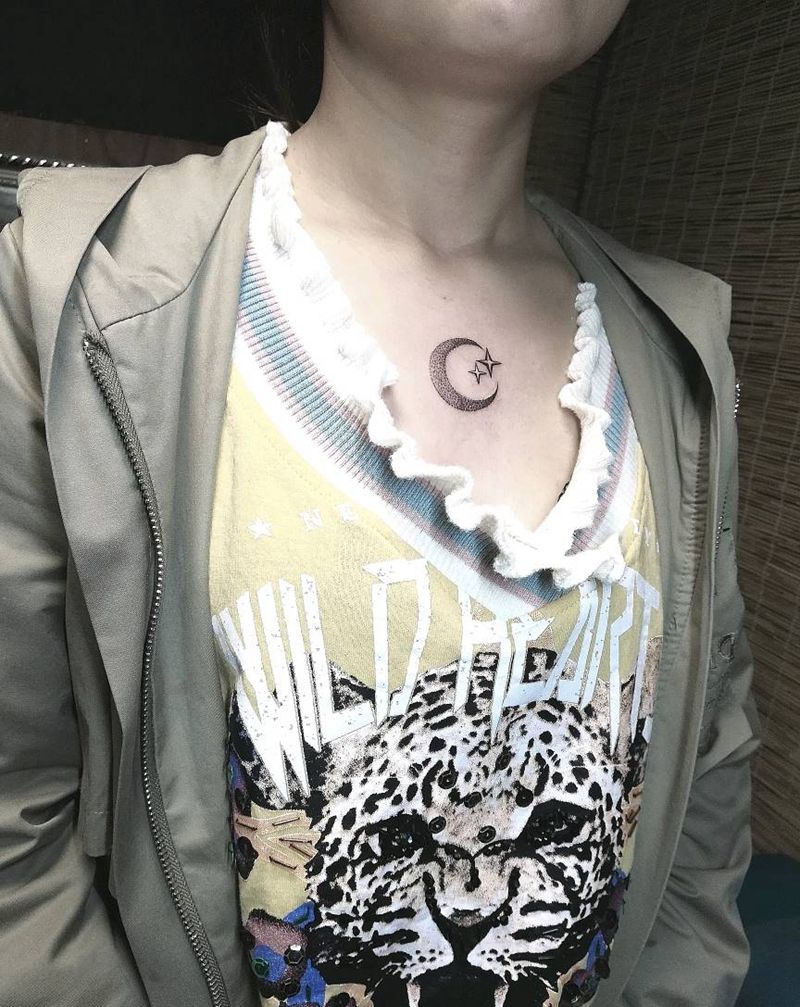 小清新月纹身图片_胸部点刺纹身图案