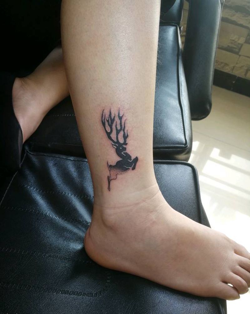 鹿纹身图片_腿部纹身图案