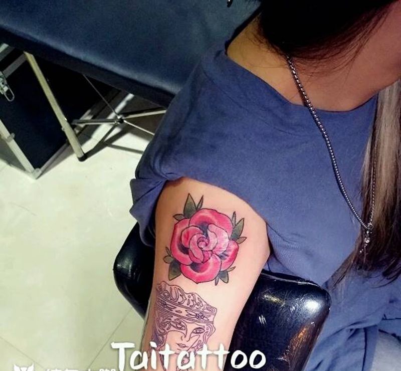 玫瑰覆蓋疤痕紋身纹身图片