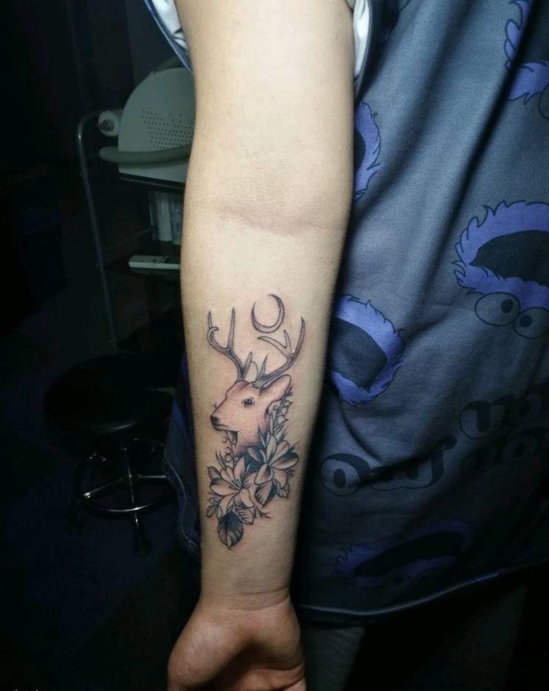 鹿纹身图片_手臂老传统纹身图案
