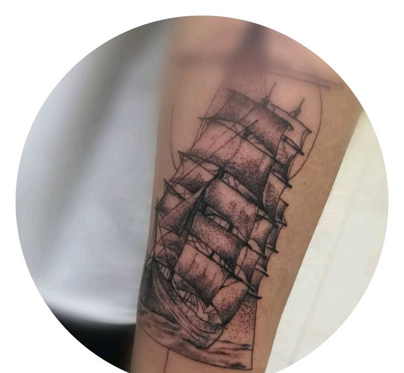 帆船纹身图片_手臂新传统点刺帆船纹身图案