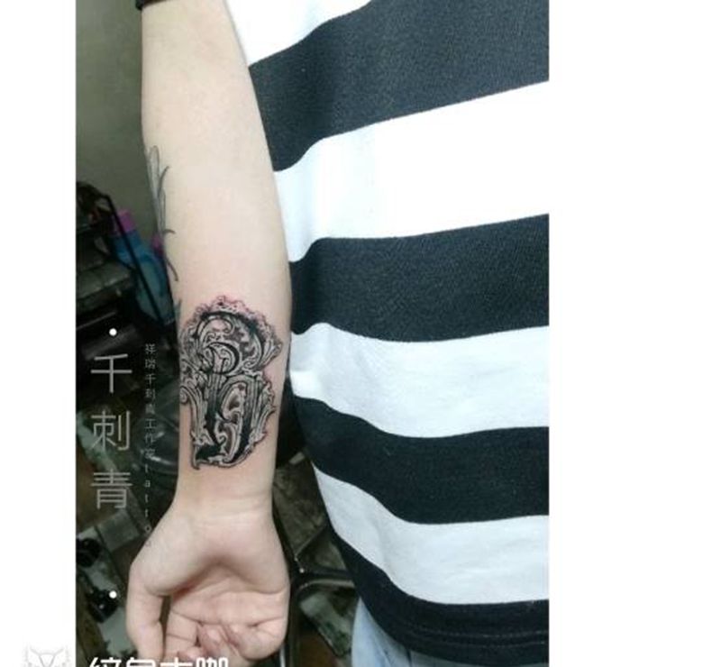 花体字母纹身图片_手臂花体字纹身图案