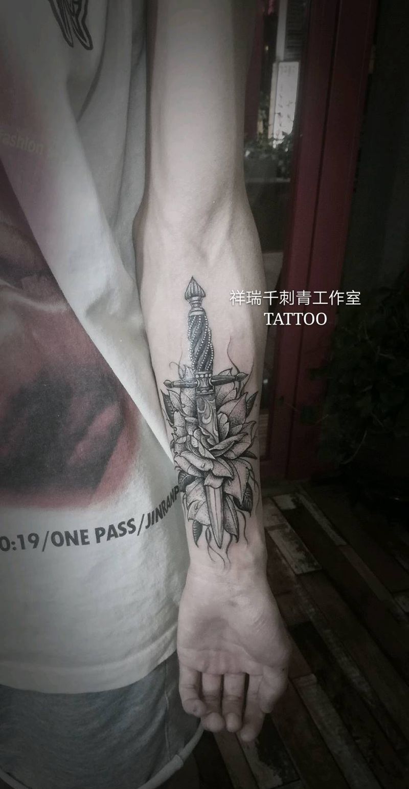 NewSchool纹身图片_手臂New School点刺小臂内侧黑灰纹身图案