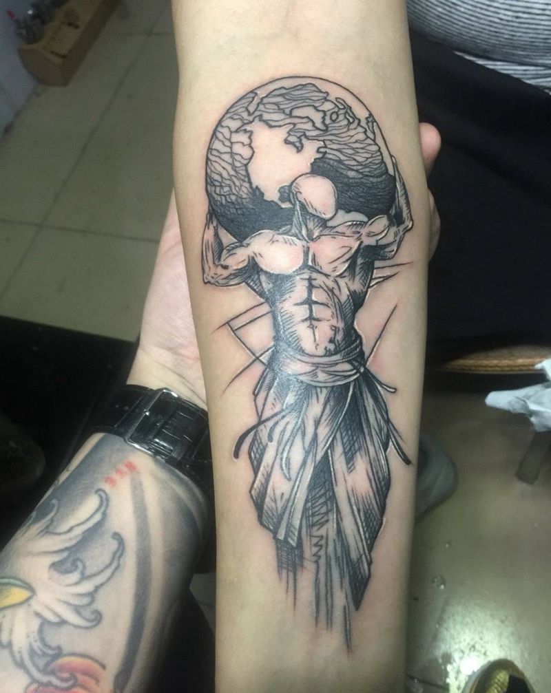 健身教练的托举地球纹身图片