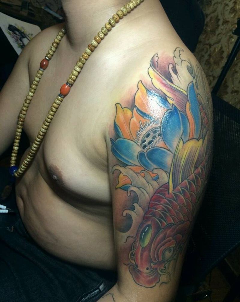 大臂锦鲤纹身图片