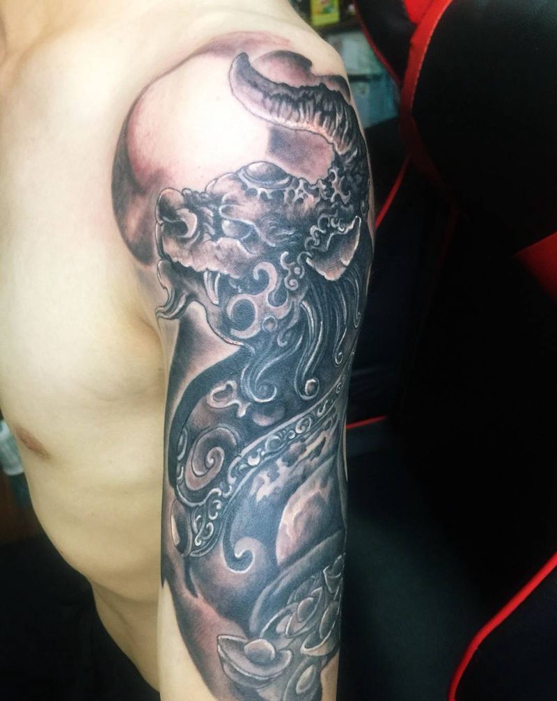 大臂貔貅纹身图片